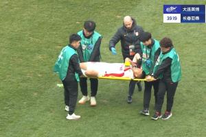 JJB jjb Jingjibao 竞技宝 电竞赛事 体育赛事 体育 电竞-亚泰连续2人伤退！李申圆直接返回更衣室，谭龙被担架抬下球场